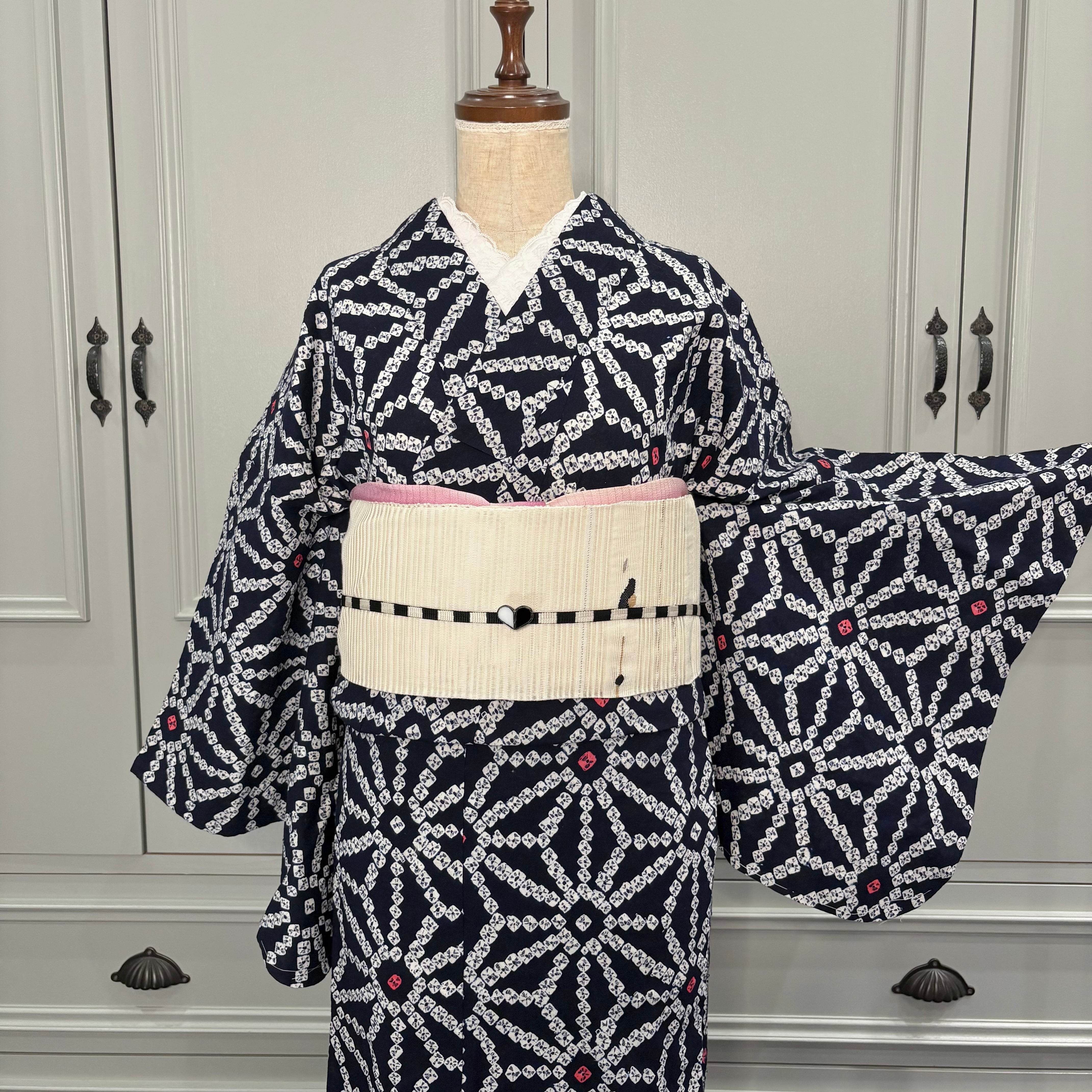 浴衣　有松鳴海絞り　麻の葉　紺　古典的な浴衣スタイル　藍染め hemp leaf＊麻の葉 ネイビー 紺 有松鳴海絞り浴衣 B725 | kimono tento