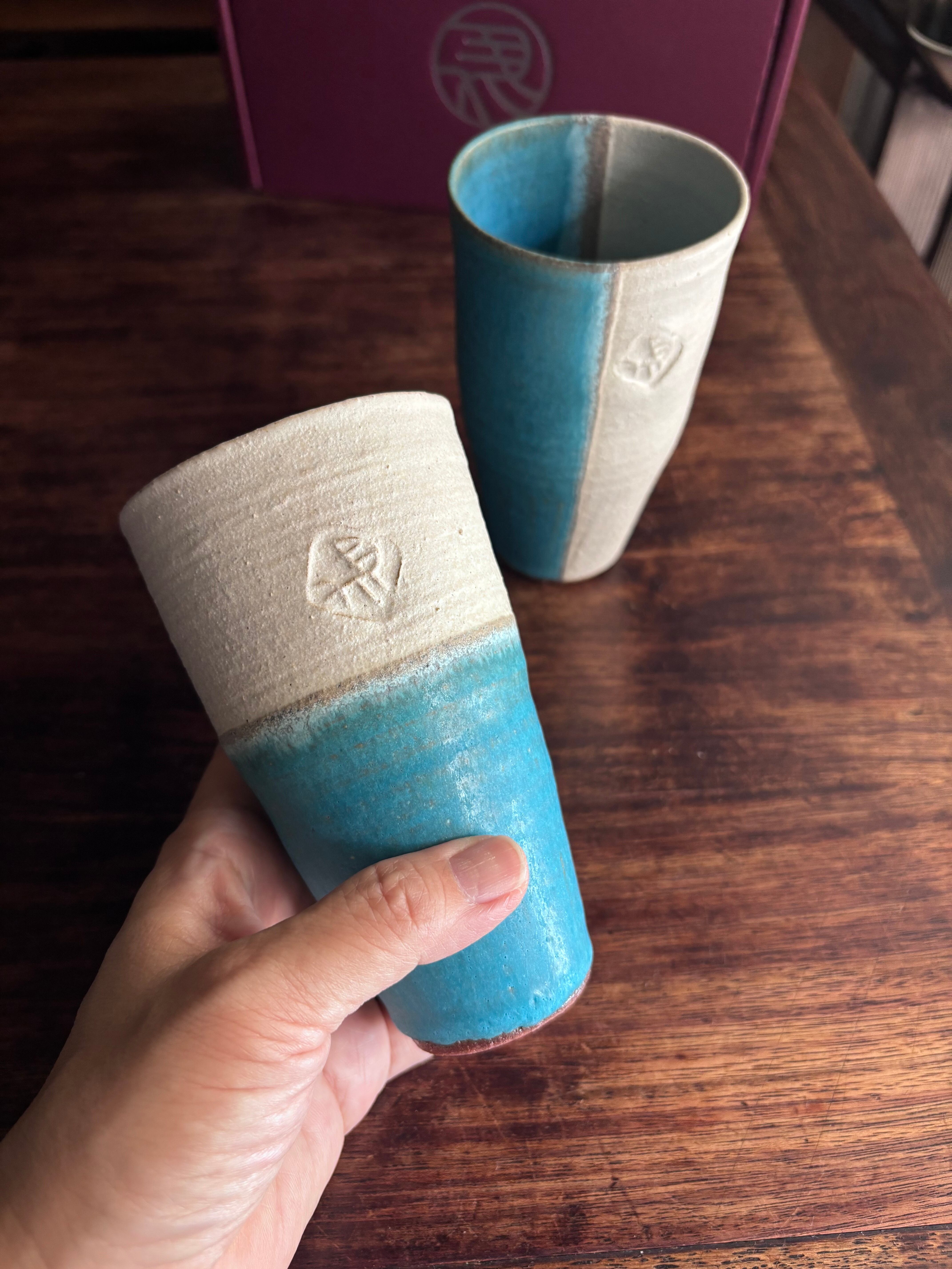 左馬 ビアマグ　 / レンジ・食洗機可 / ビアマグペア　 ペア マグ　カップ セット 左馬 午年 新年 縁起物 干支 和食器 陶器　和食器 陶器 青　白　コップ ペア ソーシャルギフト　焼酎  湯呑 お祝い 贈り物 結婚記念日 夫婦 お揃い 還暦祝い 記念日 ギフトセット 退職祝い 結婚祝い 引越し祝い 酒器「ロングマグ 2個 」食器セット ペアセット コップセット ペア湯呑み