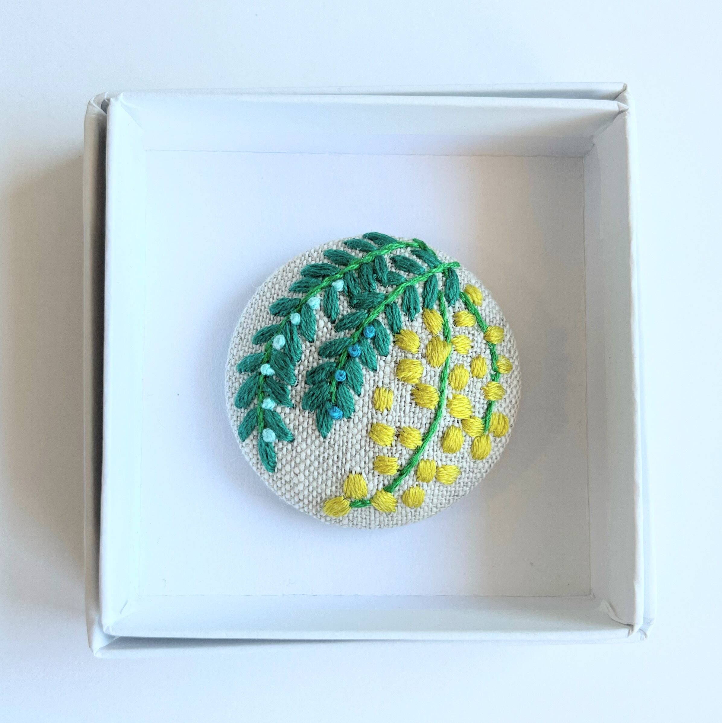 [専用　こり様]ブローチ 刺繍 フェルト ストラップ ミモザ 刺繍ブローチ ミモザの通販 by 手刺繍のshop｜ラクマ