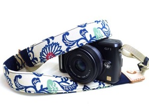 カメラストラップ　3㎝巾　ミラーレス＆一眼レフカメラ用　両面　紅型デザイン　反物　菊と蝶　紫