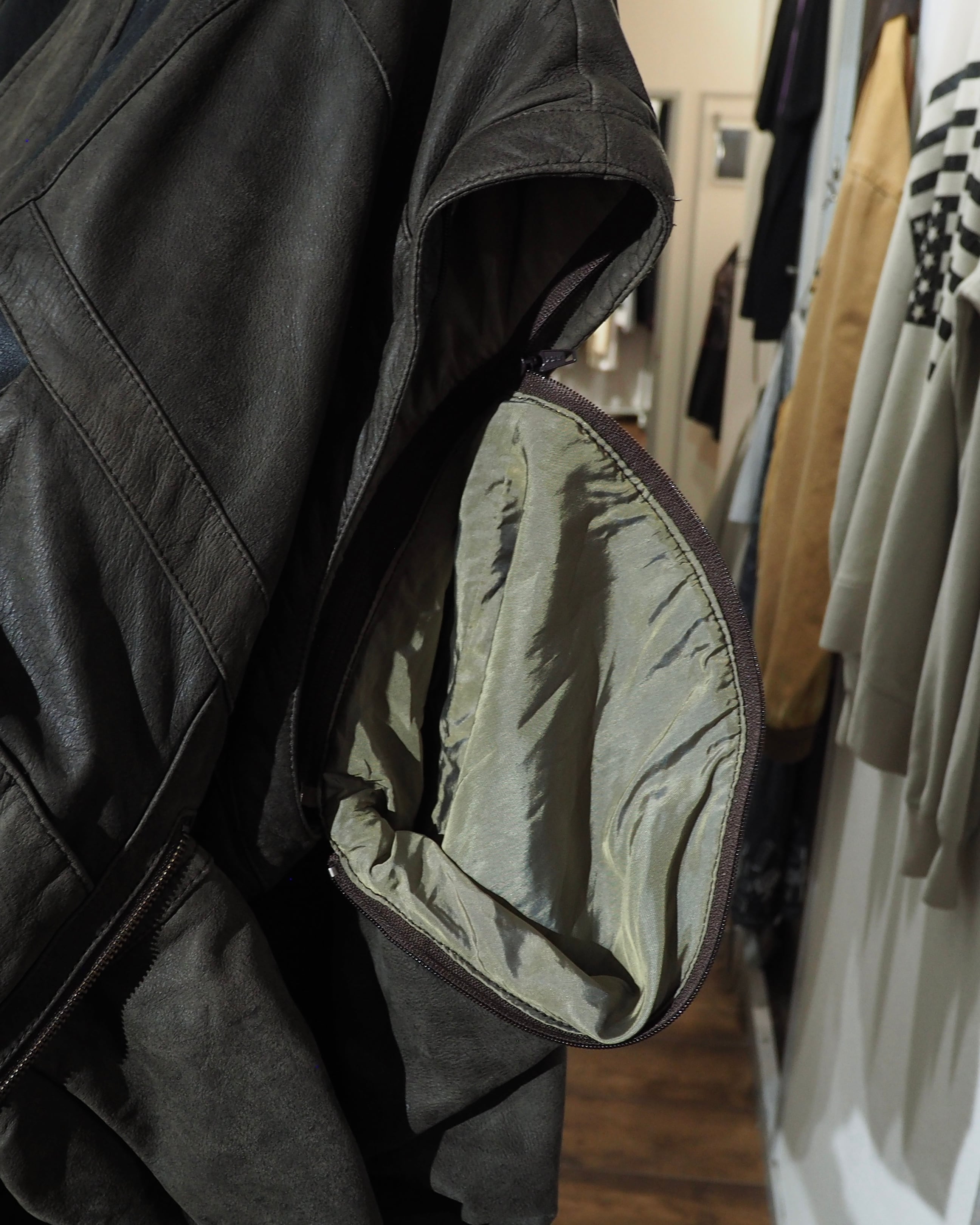 " 変形 × 分離 " Sleeve Detachable Gimmick × Panel Switching Vintage Loose Leather Jacket