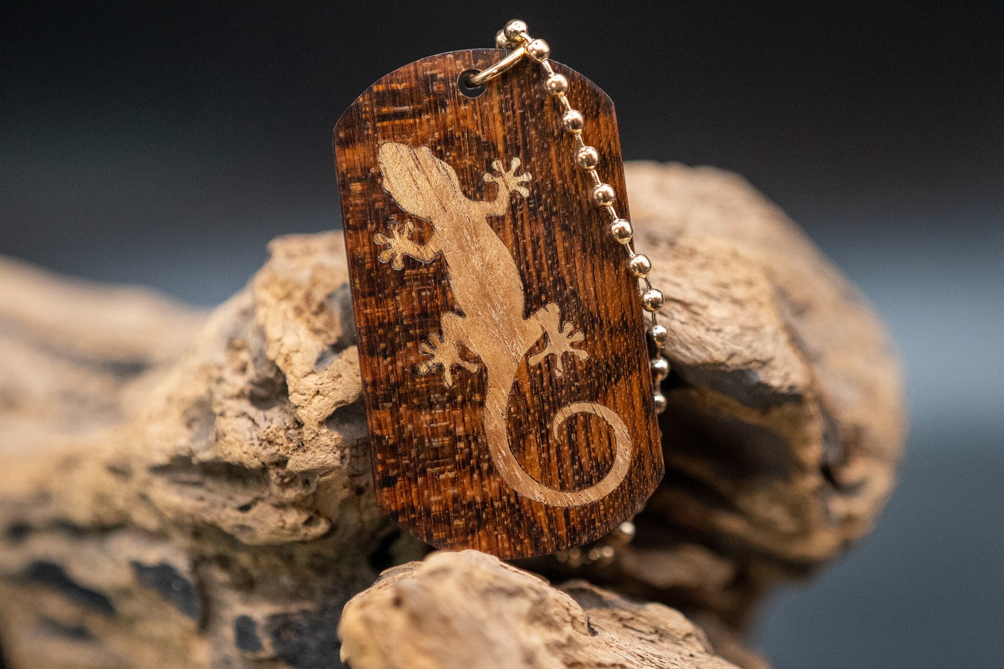 【 木のダイヤモンド 】スネークウッド ドッグタグ 象嵌 木登りトカゲ