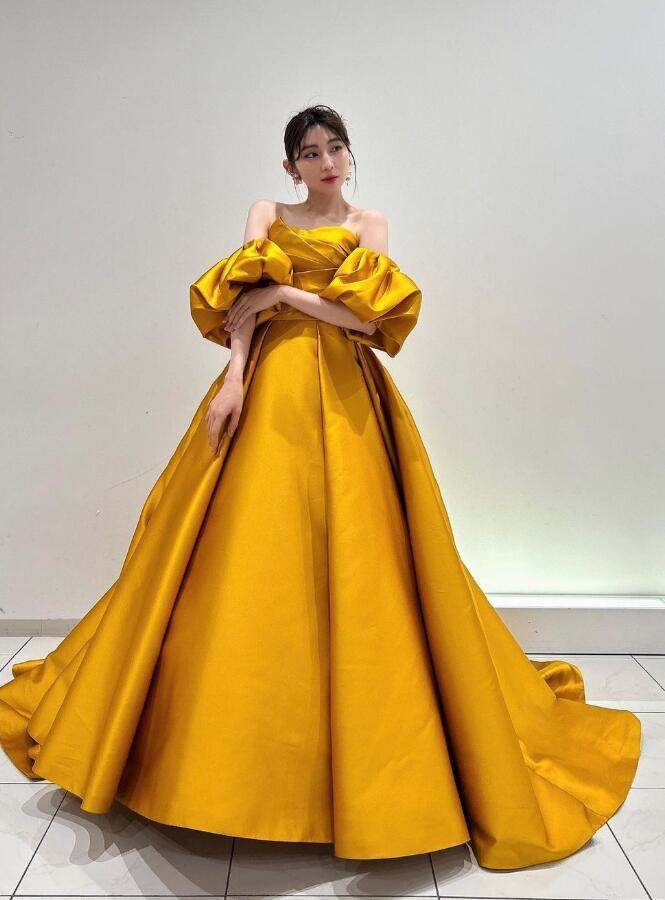 カラードレス イエロー 光沢感 取り外し袖 豪華なバックリボン  