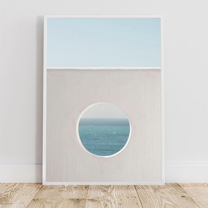 穴の開いた壁から覗く海と青い空 / ポスター 写真 自然 ブルースカイ 水 爽やか 夏 ミニマル