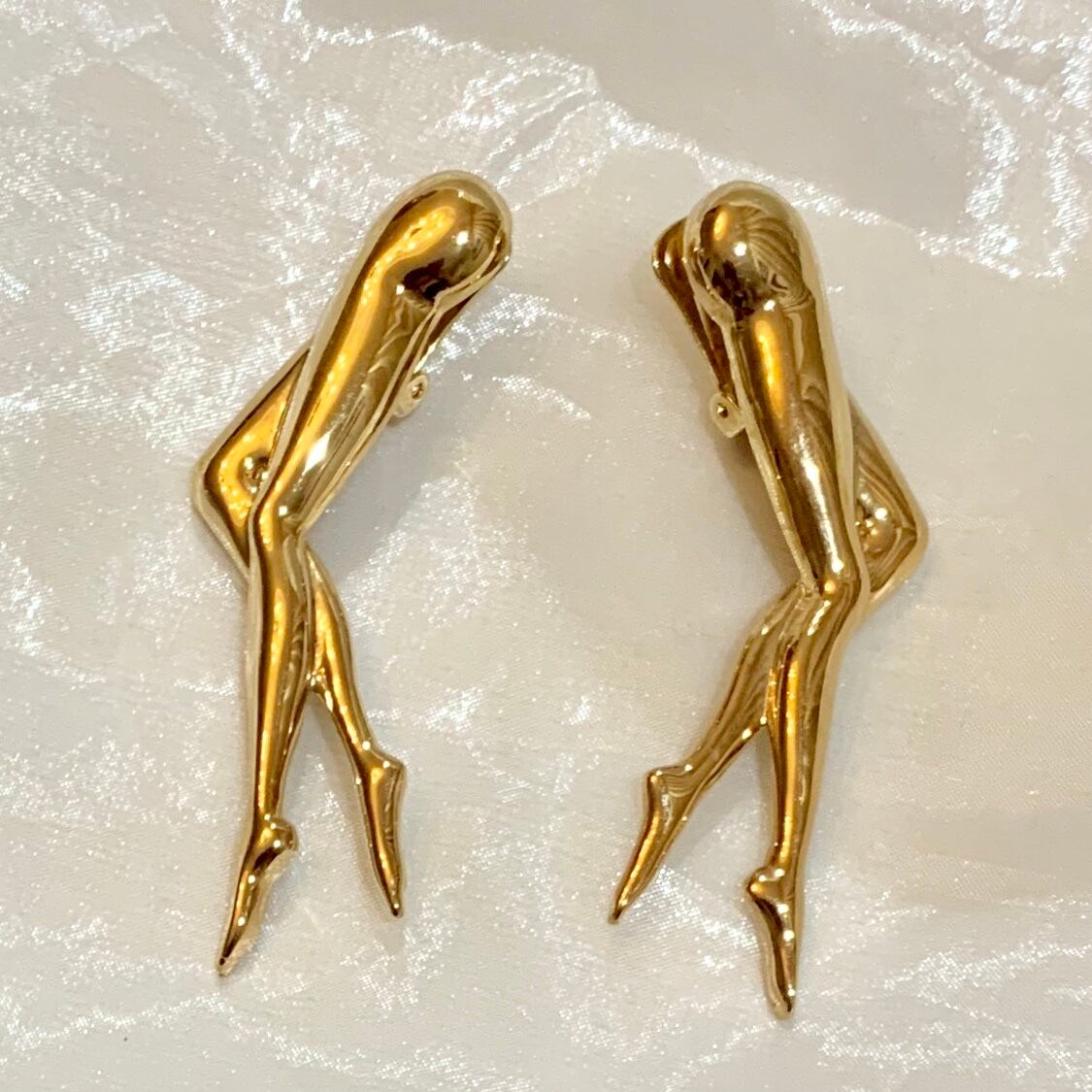 SCHIELDイヤリング 美脚モチーフ