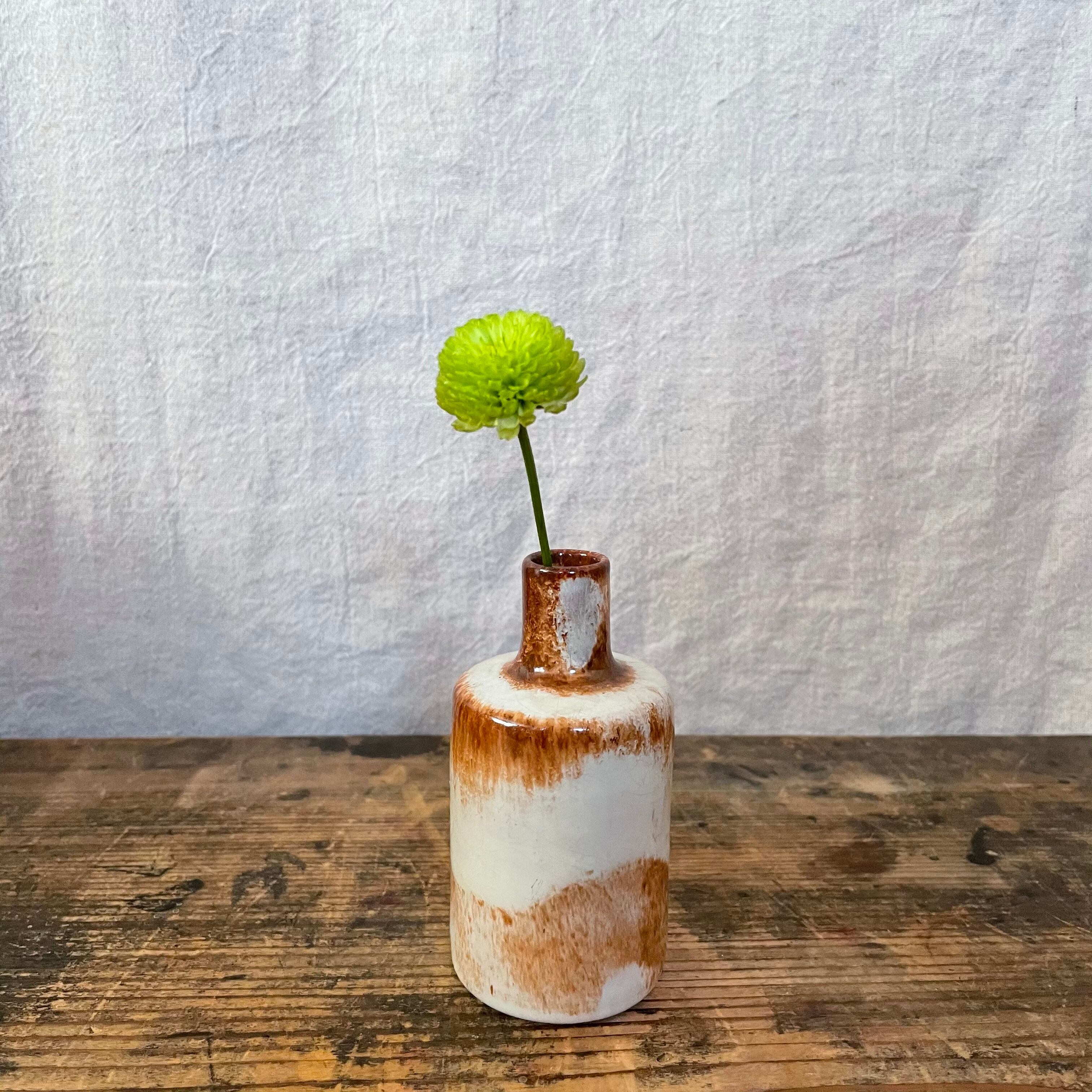 白と茶色の一輪挿し