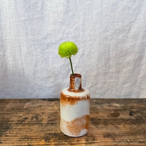 白と茶色の一輪挿し