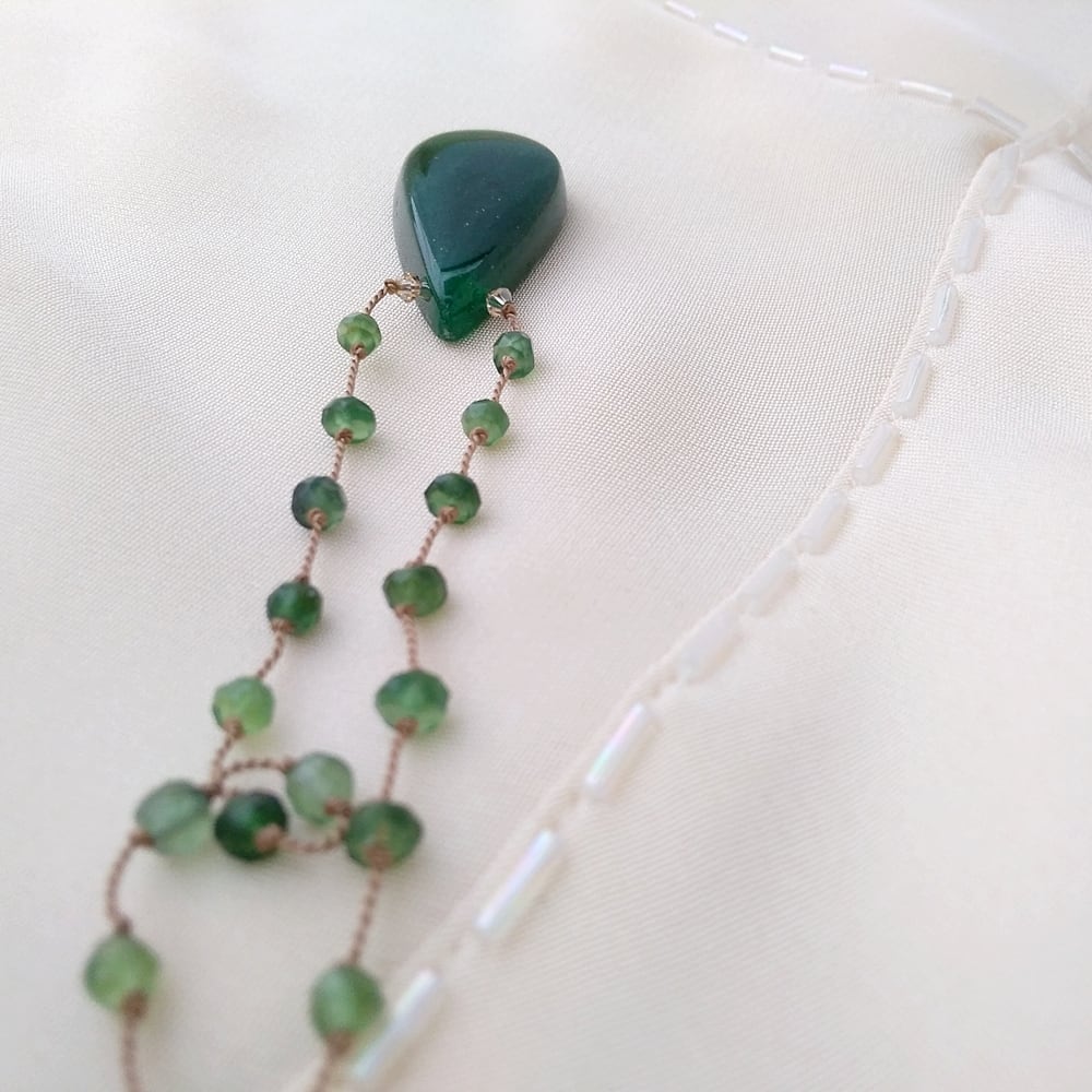 no.55 グリーンアベンチュリンと淡水ケシパールの花冠クラスプネックレス