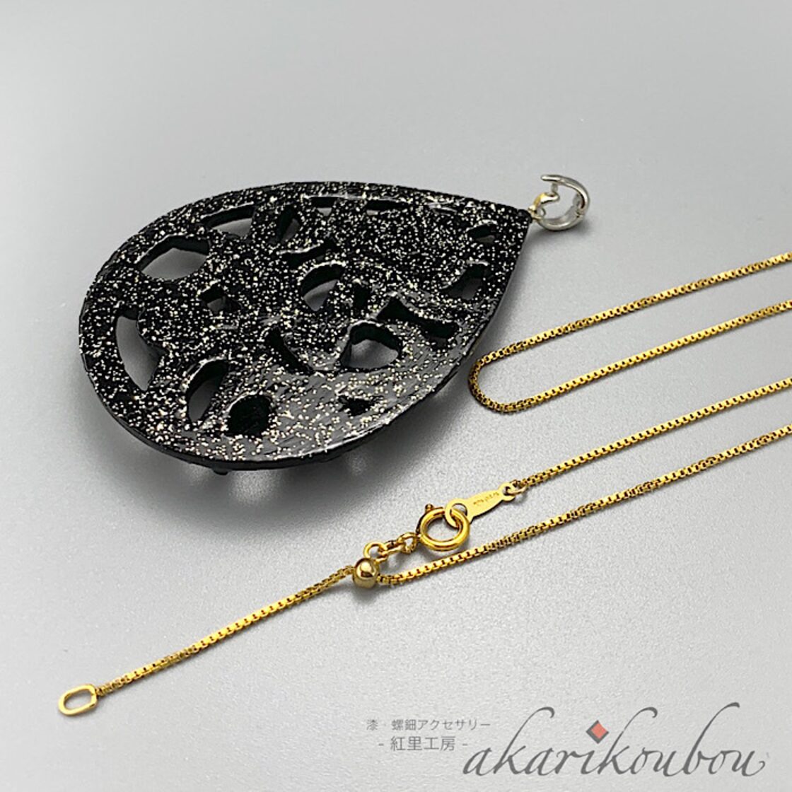 予約商品》【14kgf】蒔絵螺鈿ペンダント 兎モチーフ 透彫 純金銀蒔絵 