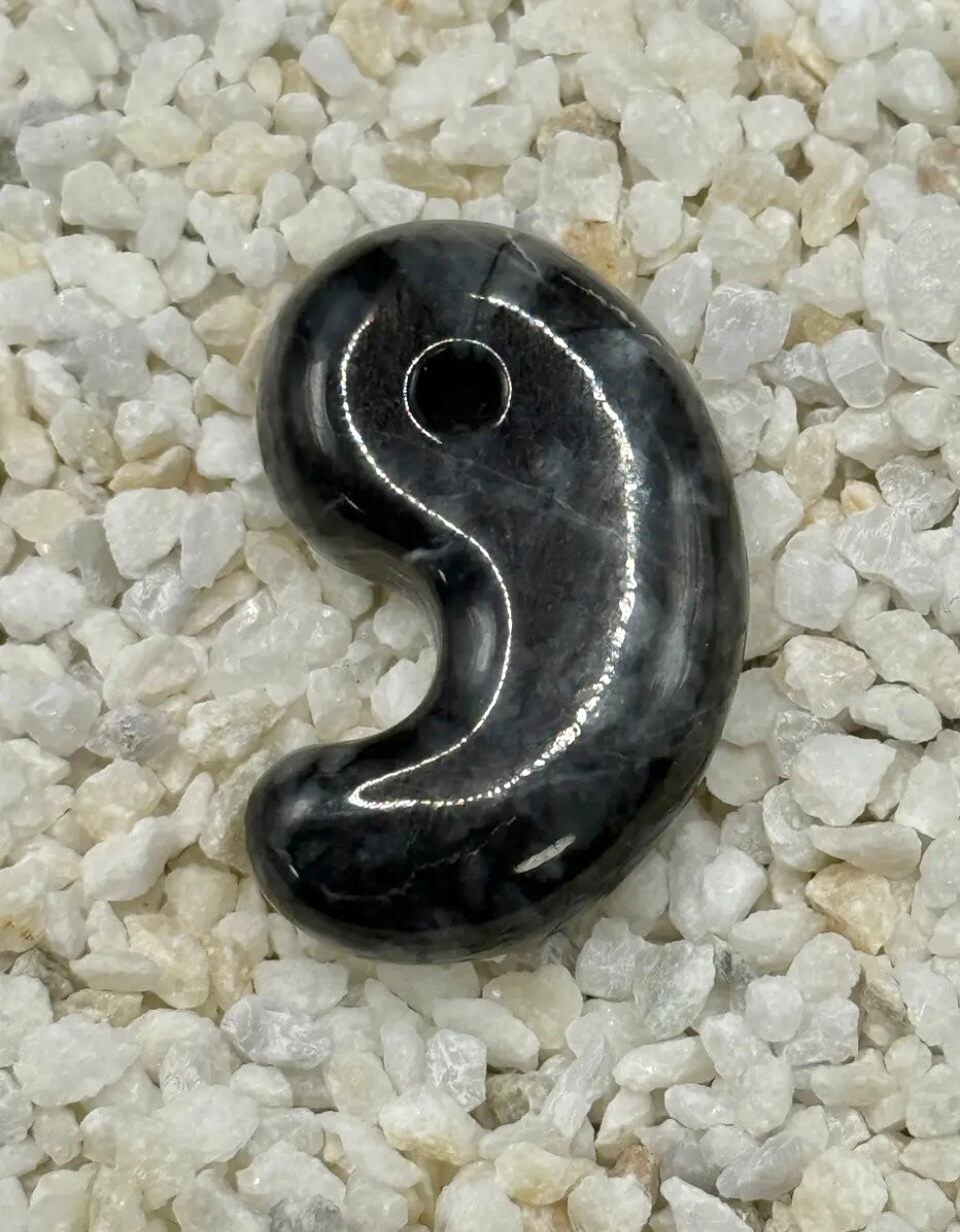 強力な魔除けと守護 糸魚川翡翠 黒 勾玉 059