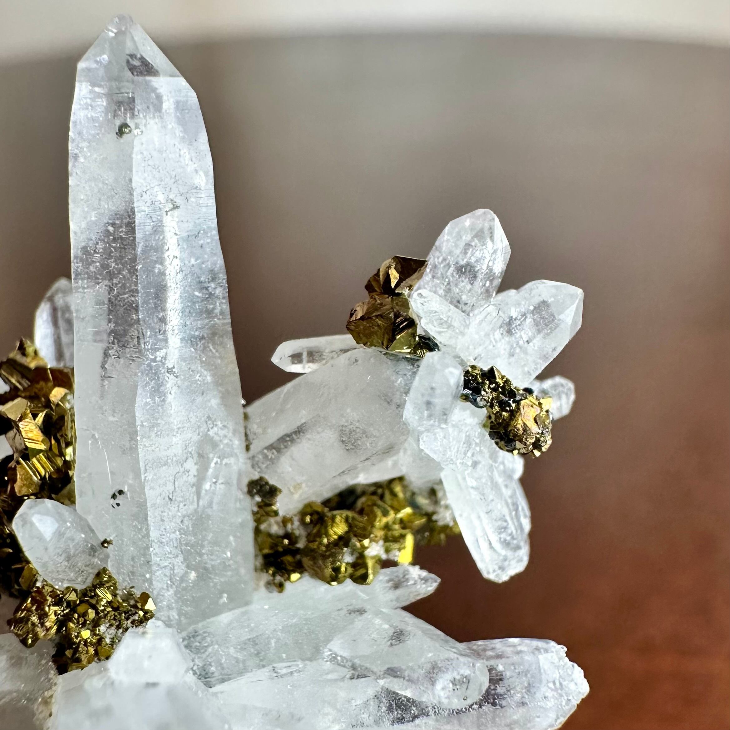 クォーツ / キャルコパイライト【Quartz with Chalcopyrite】ペルー産