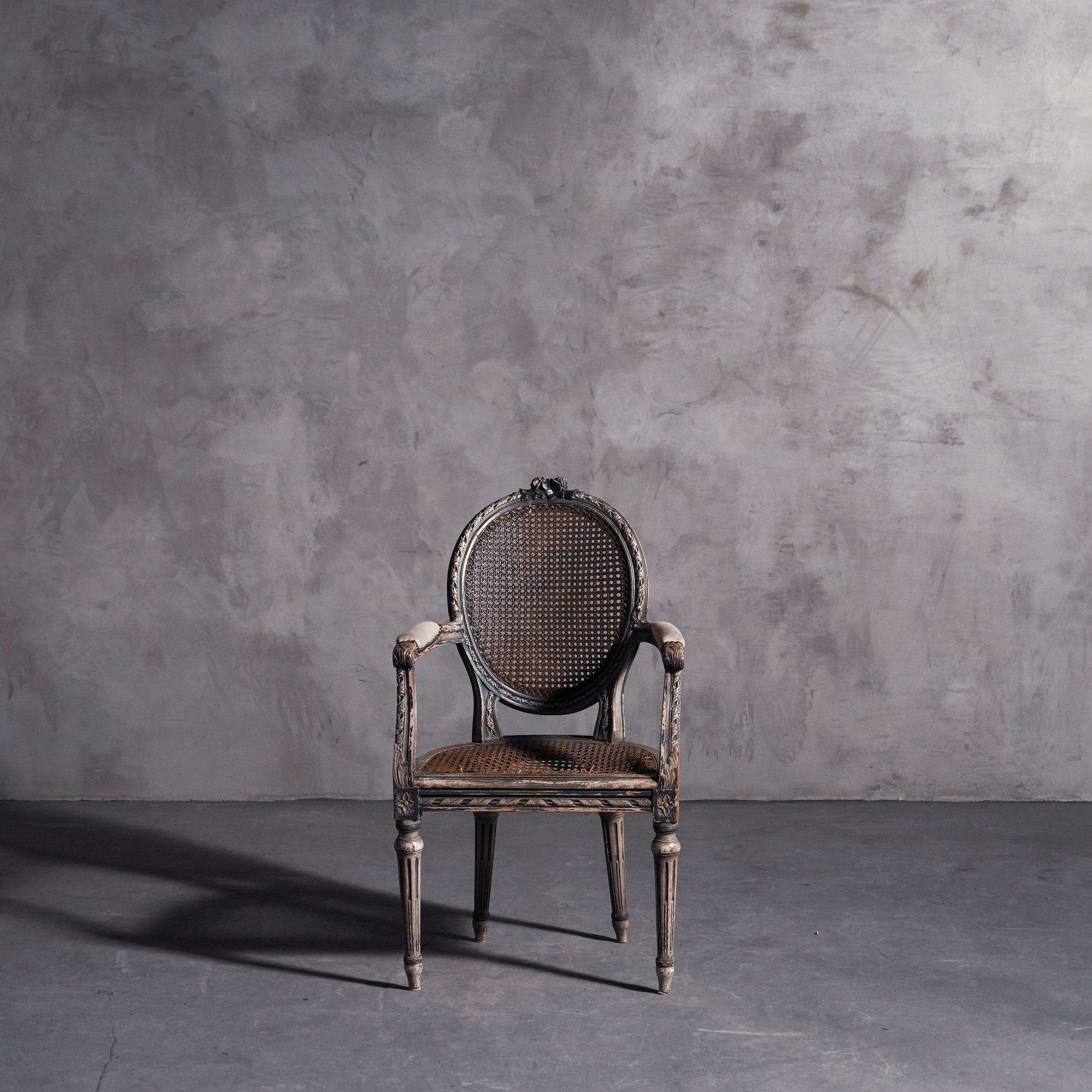 チェア/アームチェア/ラタンシート/パーソナルチェア/アンティーク椅子/ディスプレイ/空間装飾/抜け感