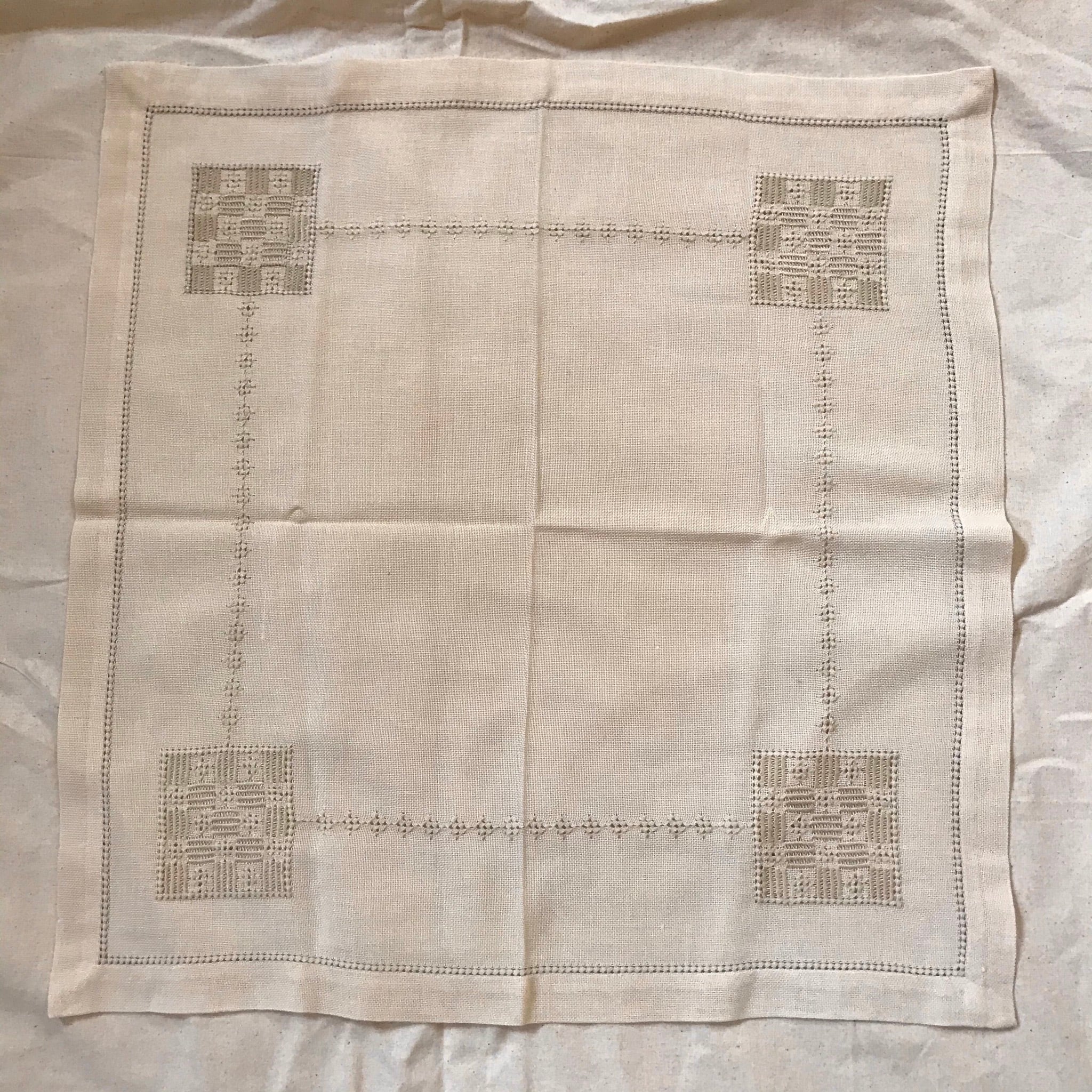 淡い色の刺繍布