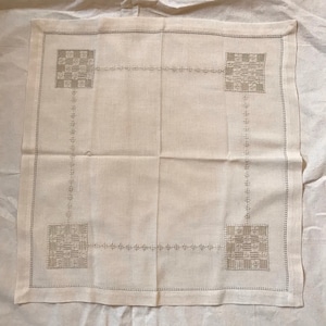 淡い色の刺繍布