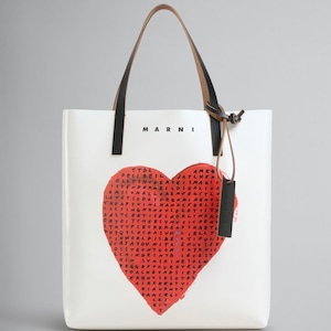 在庫あり：MARNI【マルニ】ホワイト WORDSEARCH HEARTプリント入り トート.