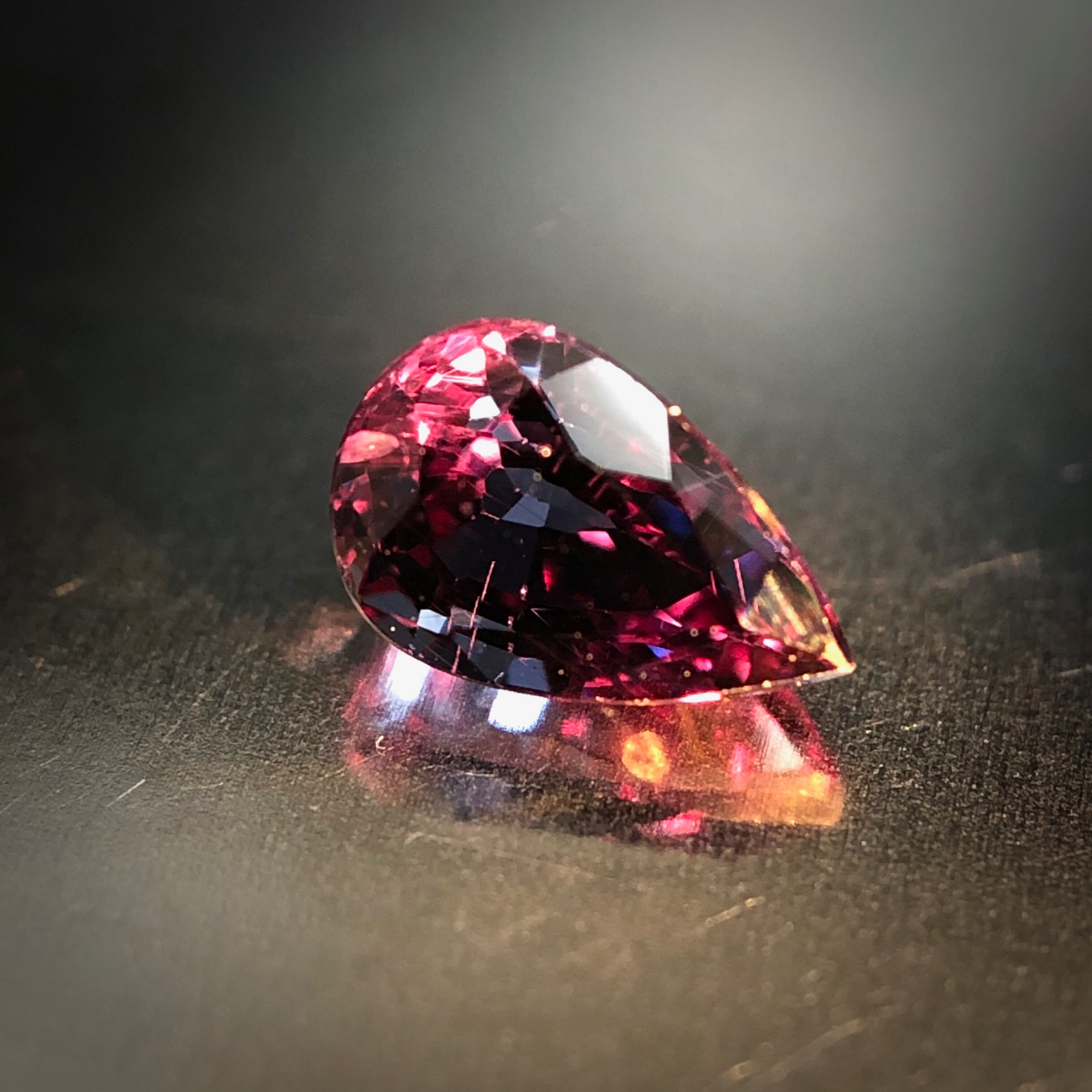 天然高品質カラーチェンジガーネット0.57ct【ベキリー】変色宝石｜手芸 