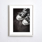 CONVERSE｜モノクロが映えるヴィンテージスニーカーポスター｜履き込まれた風合いが空間に味わいと深みを添えるアートA2ポスター