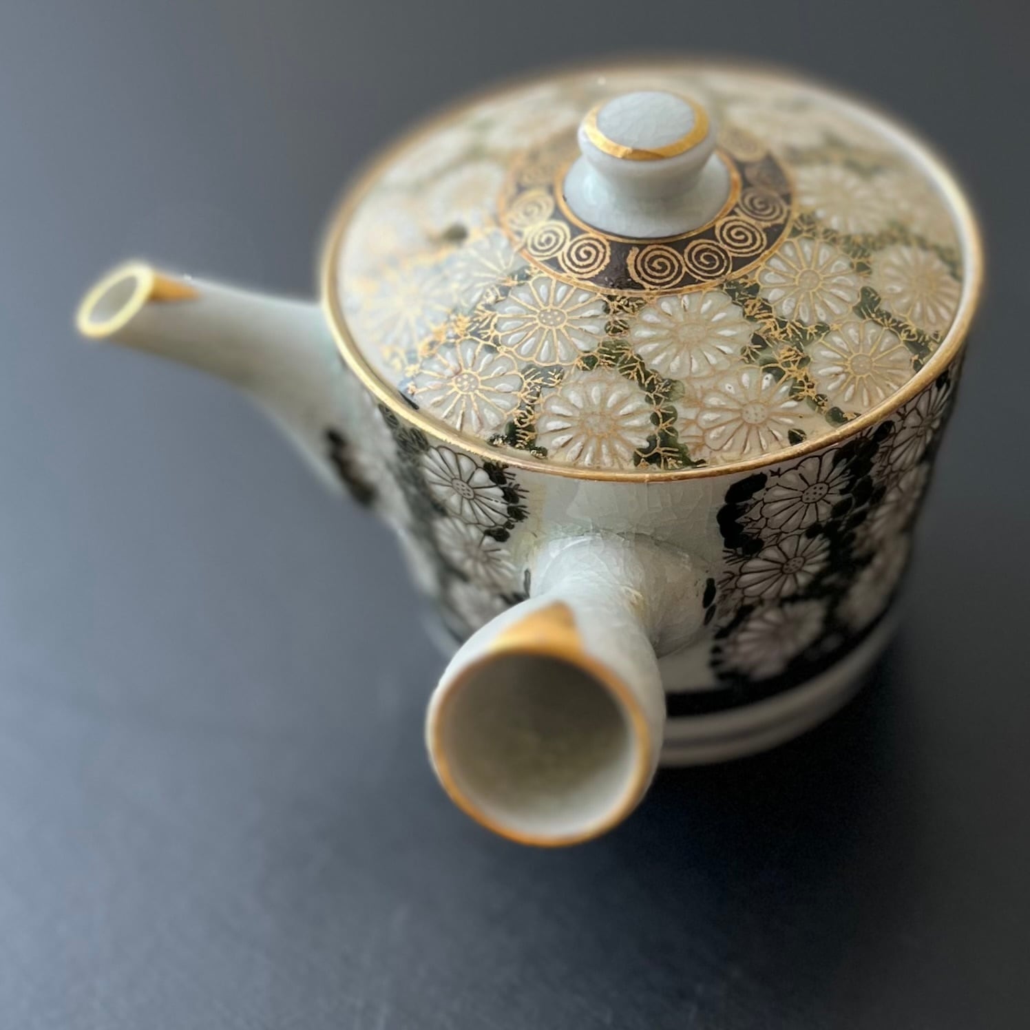 九谷焼 茶器7点セット 菊尽くし 金彩 貫入が素敵 | 古家具古道具kuon 九谷焼 茶器7点セット 菊尽くし 金彩 貫入が素敵 | 古家具古道具kuon