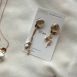 ⁠【37no accessory】淡水パールとレジンのぶら下がりイヤリング｜ゴールド⁠