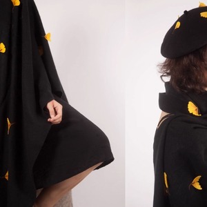 黄金色のイチョウや落ち葉が舞い降りたウールストール　E00291