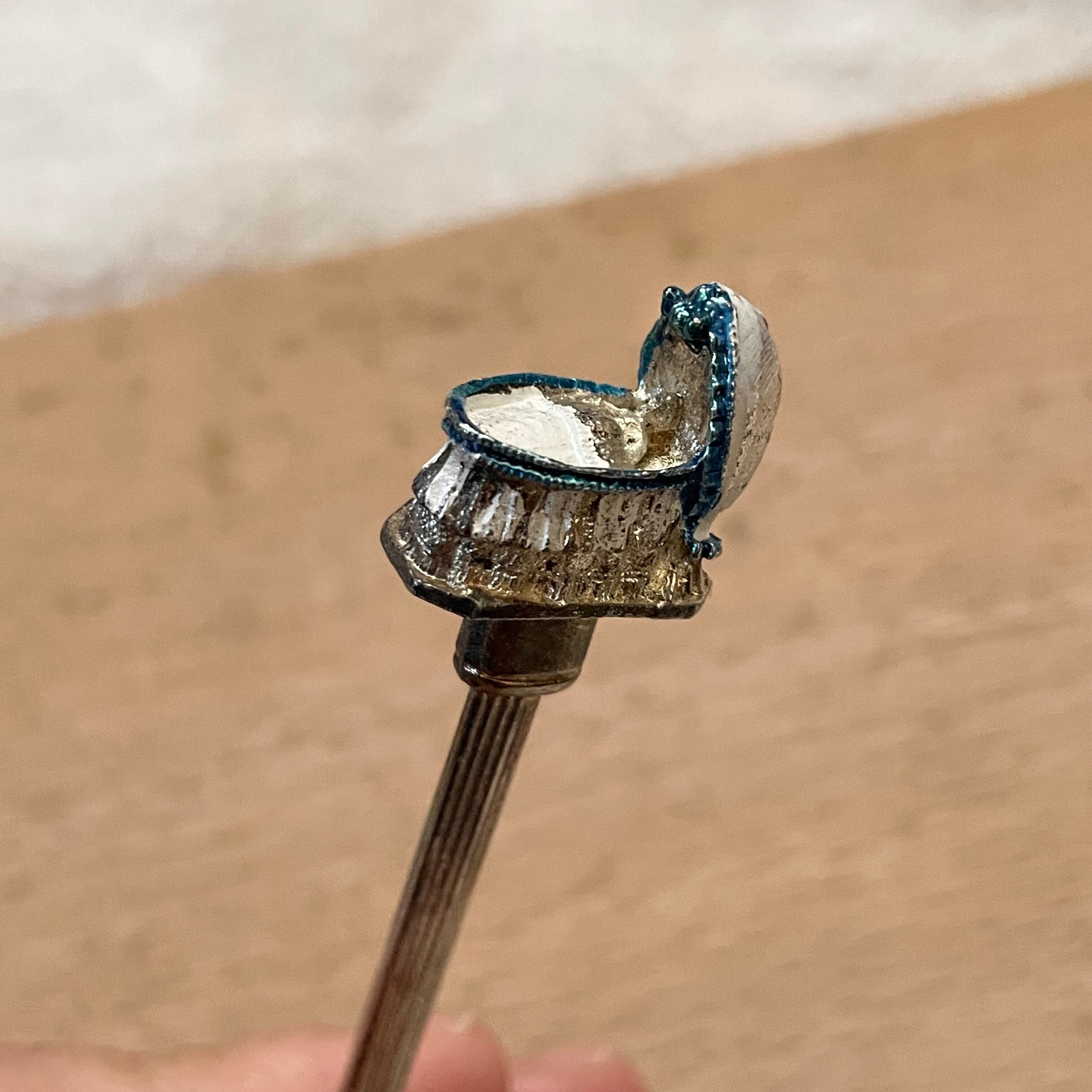 ベッドで眠る人のティースプーン