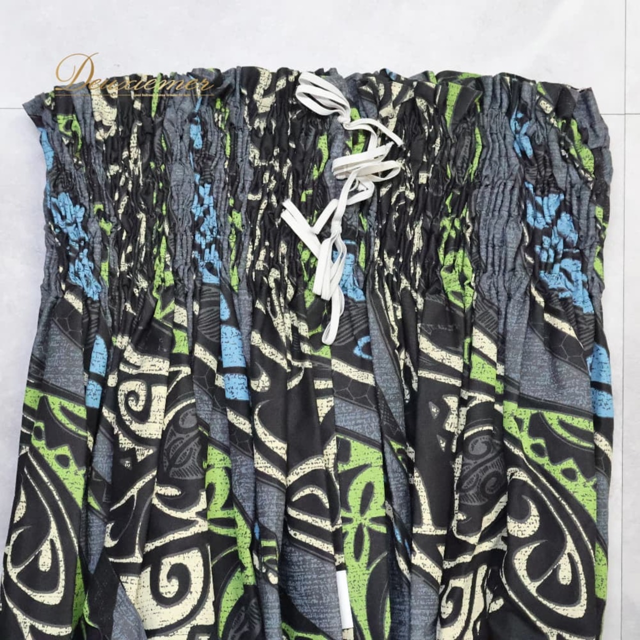 フラダンス 衣装 ハレハワイイ パウスカート グレイ系 日本製 カヒコ柄 シングル シンプル きれい 上品 華やか 鮮やか 大人っぽい 黒 緑 青 黄 ハワイアン アロハ ハワイアンプリント フラ ダンス レッスン 練習 ブラック系 ブルー系 グリーン系 黒系