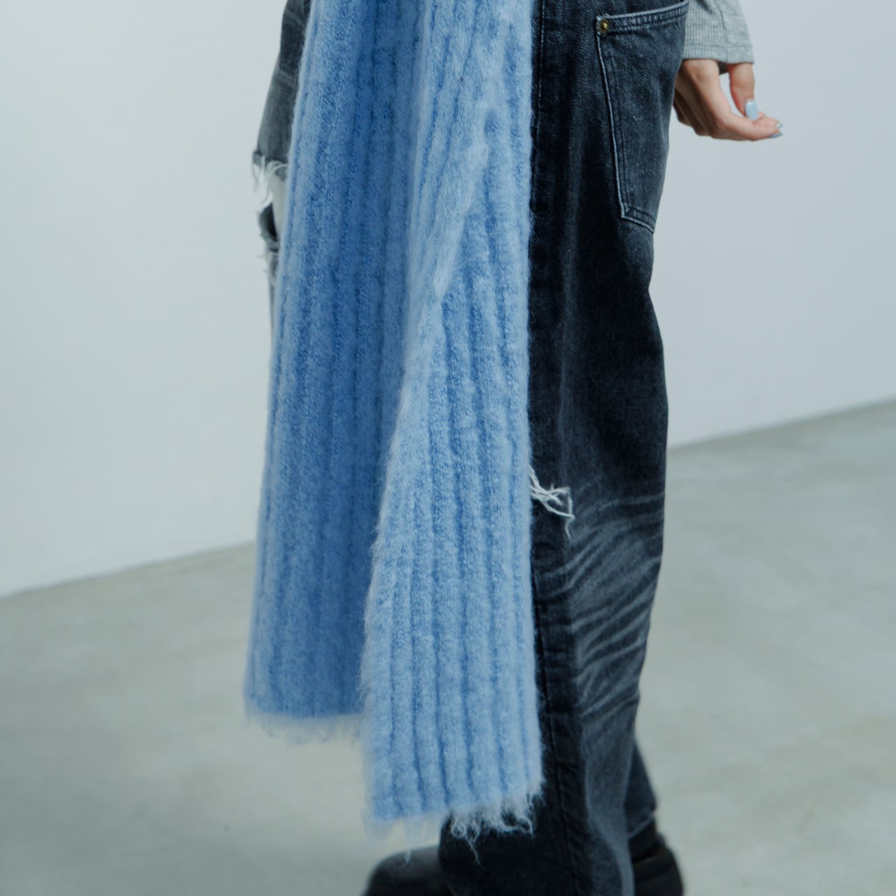AO-83 long & volume mohair muffler / sky | akio