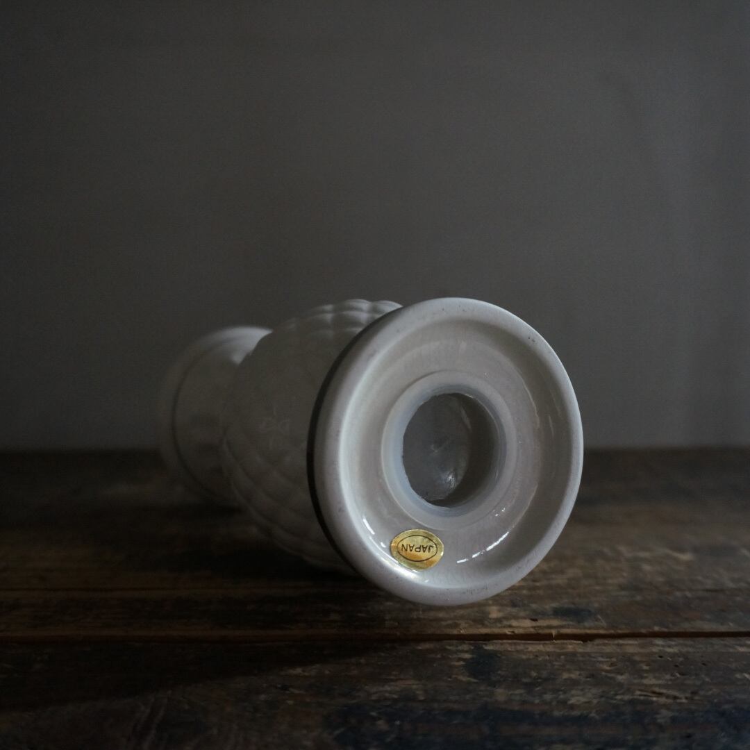 古い国産の陶器ペッパーミルとソルトシェーカー