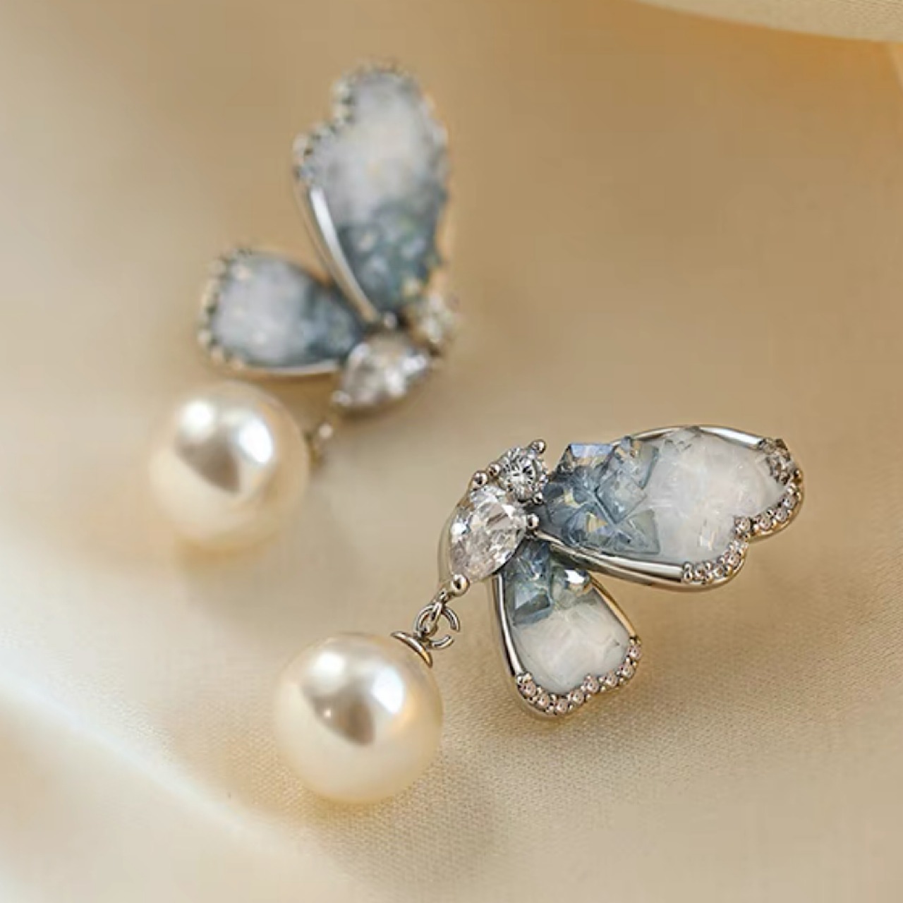 おしゃれ ブルー×ホワイト キラキラ 蝶々 パール イヤリング