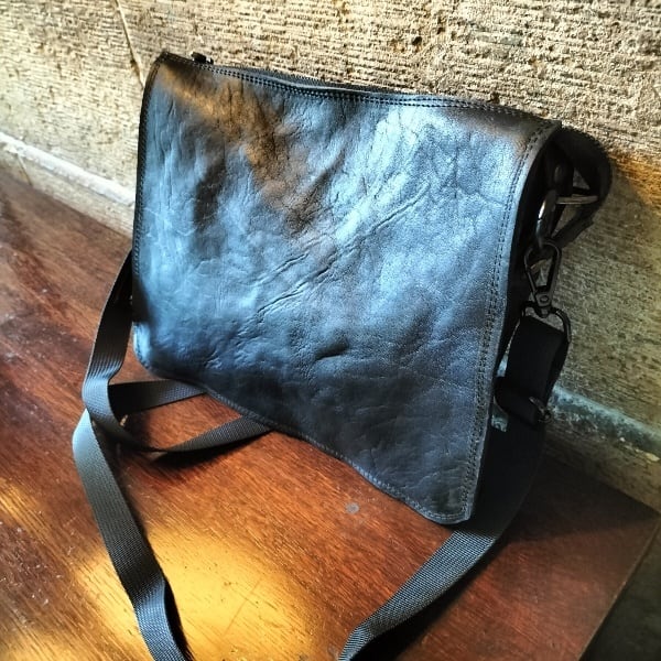 ブラックホースレザーサコッシュ