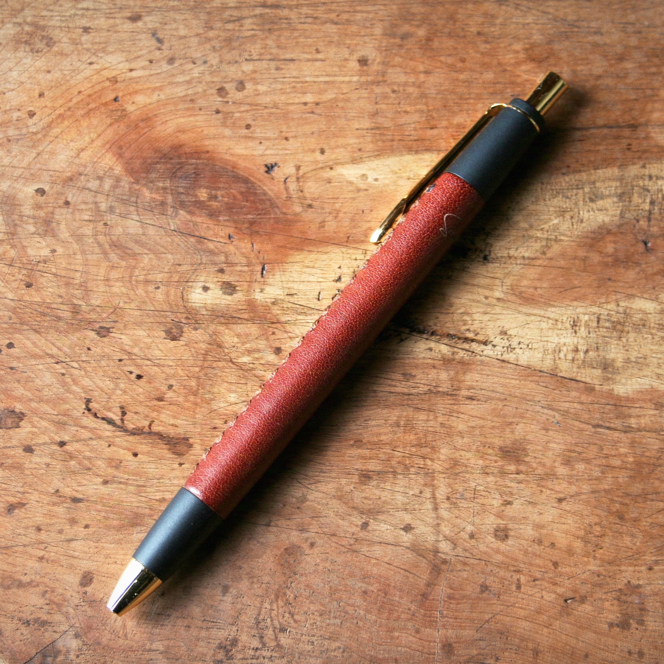 【新品】シックザール クロコダイルレッド 革軸シャープペンシル0.5mm シックザール クロコダイルレッド 革軸シャープペンシル 0.5mm