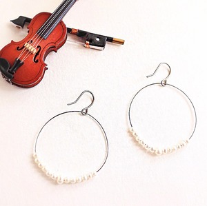ヴァイオリン、ヴィオラ弦と贅沢パールのフープピアス  V-005  Violin viola string hoop pierces with tiny pearls L (Silver) 
