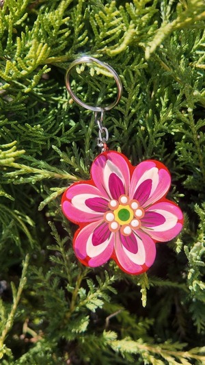 木製キーホルダー・花（製作者：巨匠ホメンコ作）