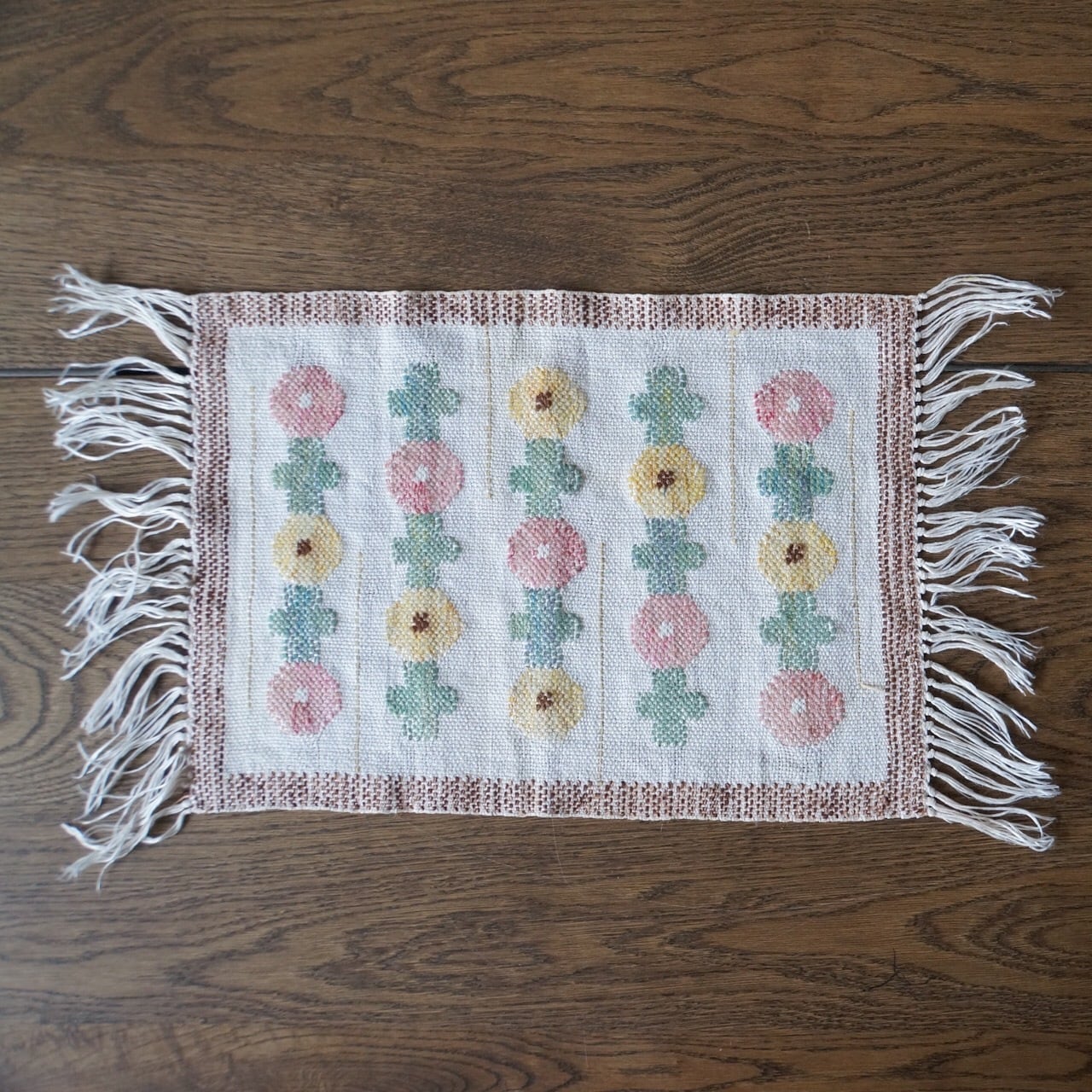 スウェーデン　手織りのお花クロス