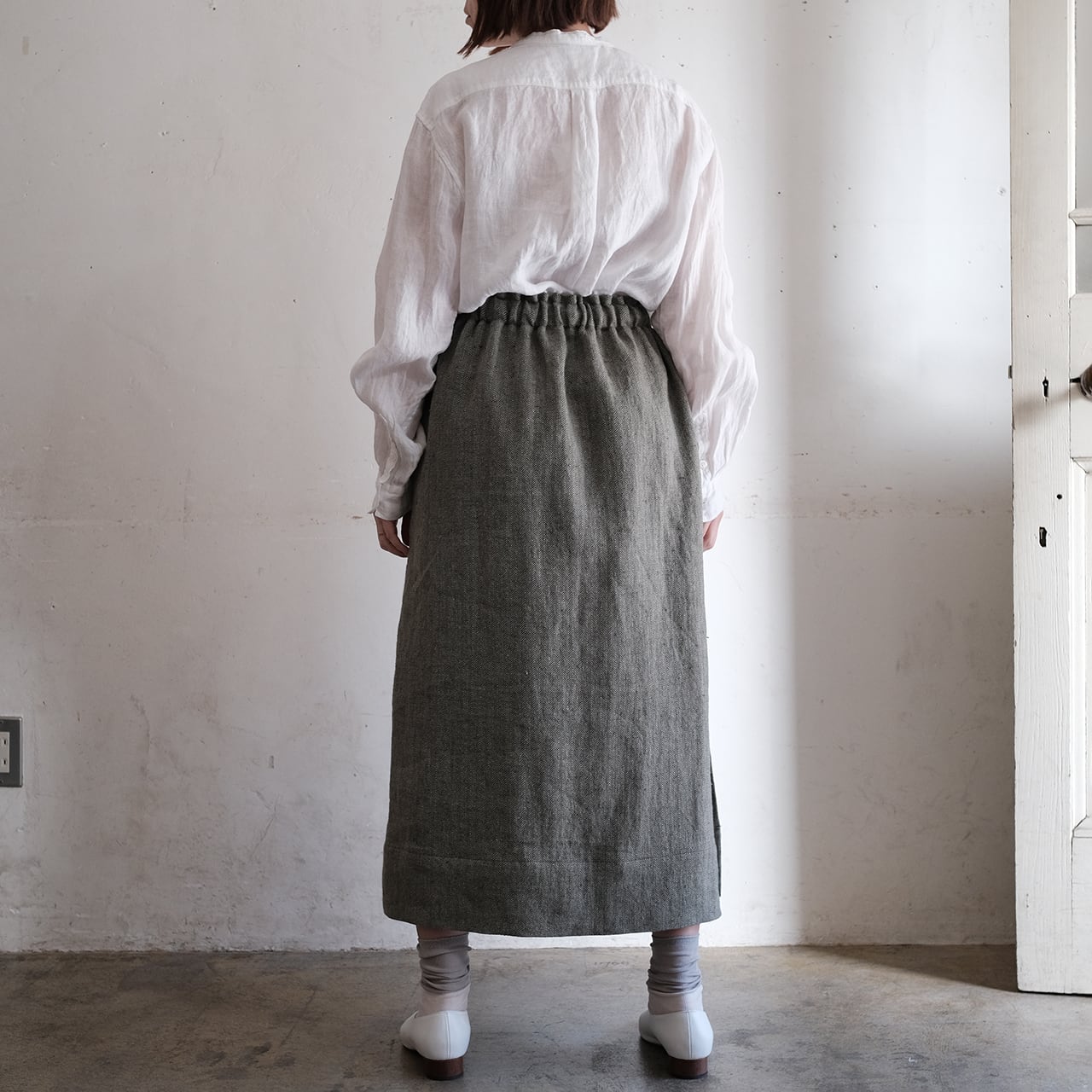 one side slit long skirt／herringbone linen〈gray×olive〉 | SALUÉ