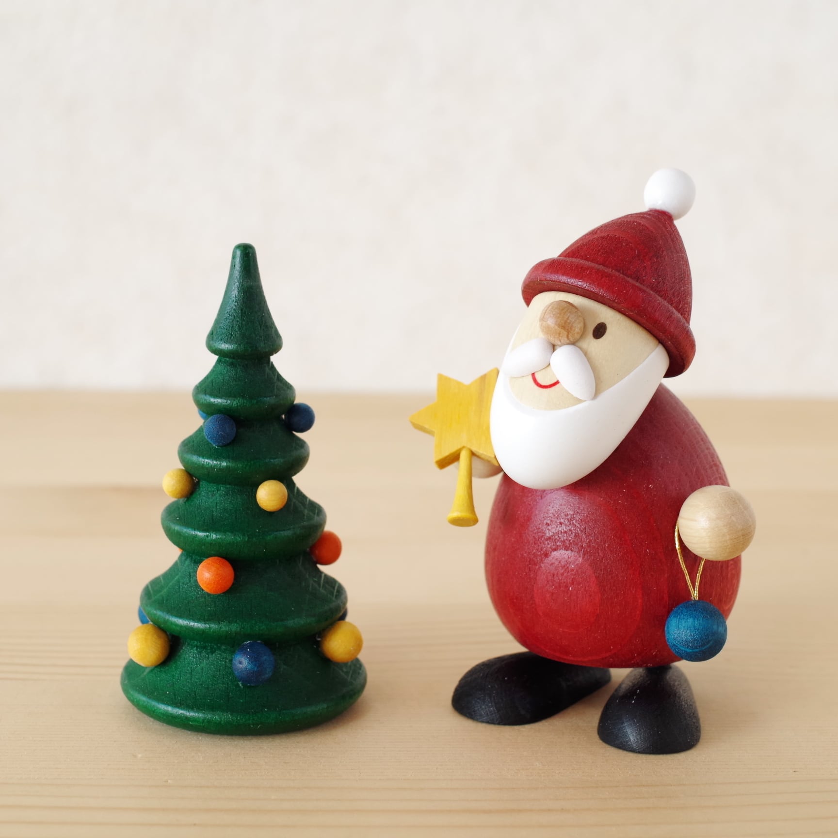 ポールウルリッヒ 星をもつサンタとクリスマスツリー | 木のおもちゃ