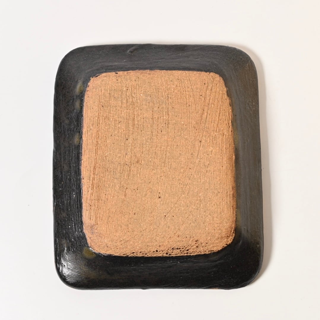 工房十鶴 x BW 30th企画 やちむん オリジナル釦ロゴ角皿 | Button