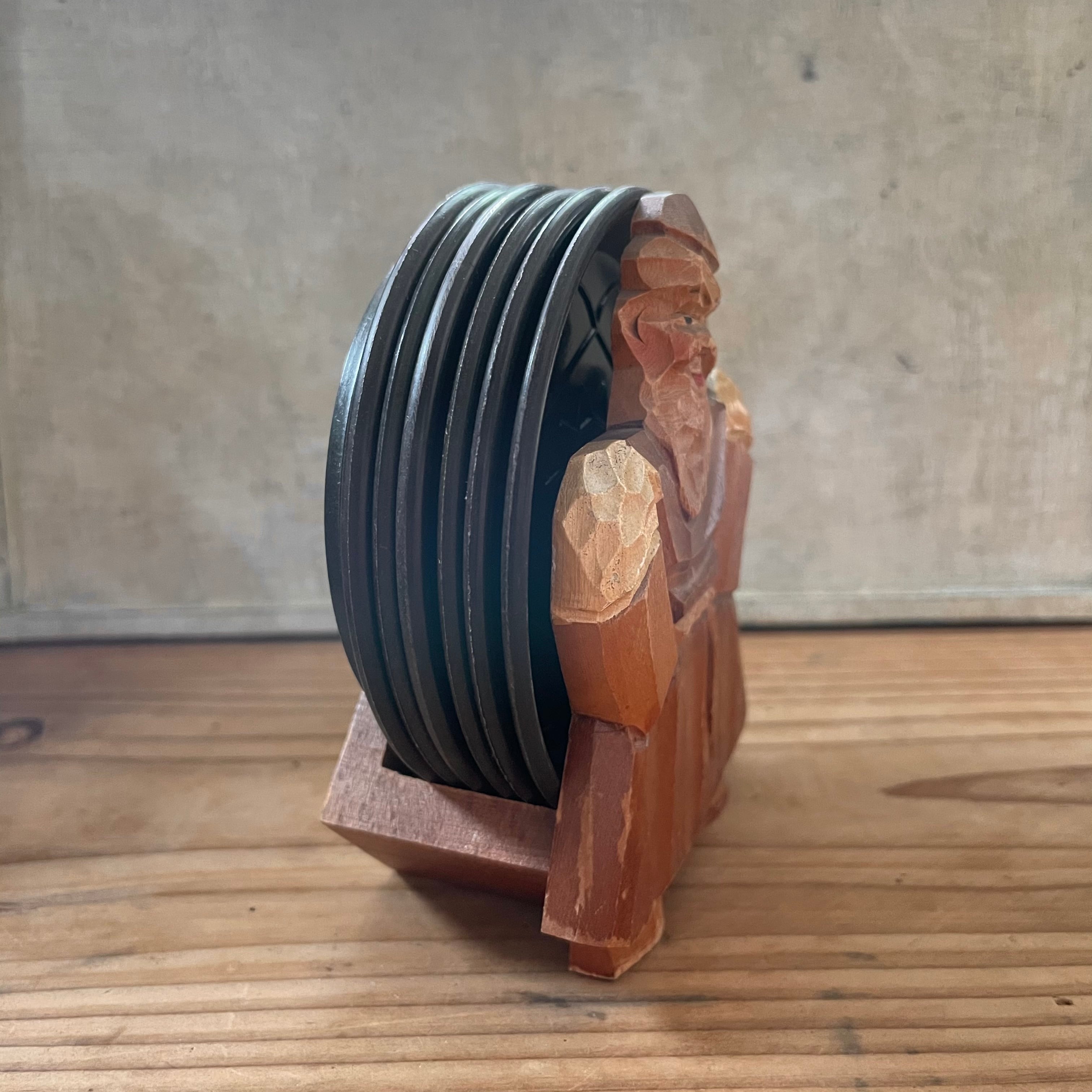 コースターを背負った木彫りのおじさん | tsuitachi craft&brocante