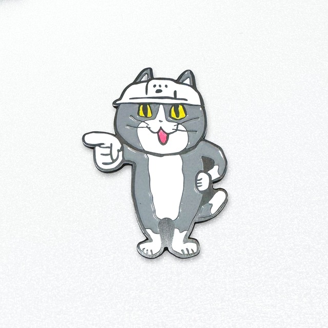 仕事猫のピンバッジ　正面ヨシ！