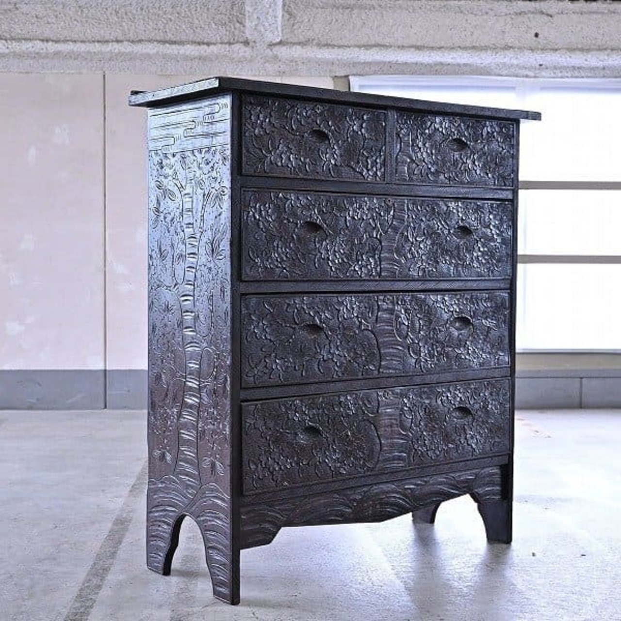 伝統工芸 軽井沢彫り チェスト 整理箪笥 引き出し モダン 最高級 桜彫刻 星打ち 手彫り 逸品【中古家具/中古インテリア/USED家具ユーズド家具/リサイクル】