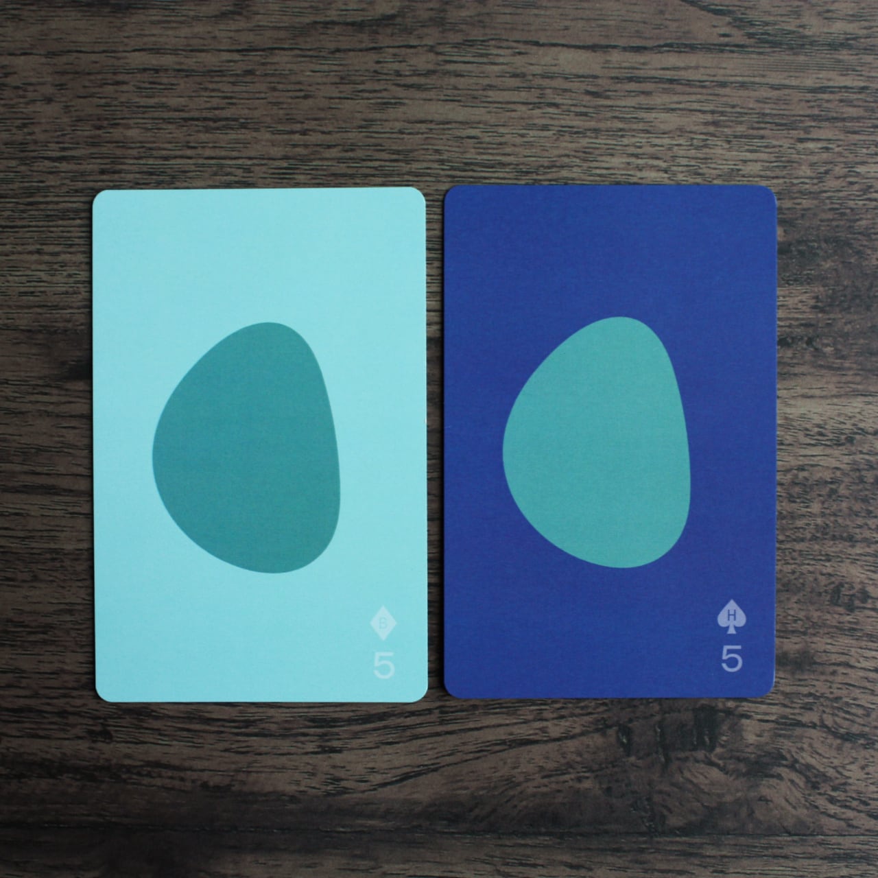 色の対比トランプ | Kino.Q