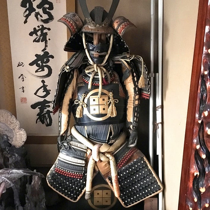 薩摩光忍・甲冑・黒白紺糸威黒鎧二枚胴具足・丸に平四つ目紋・八幡大