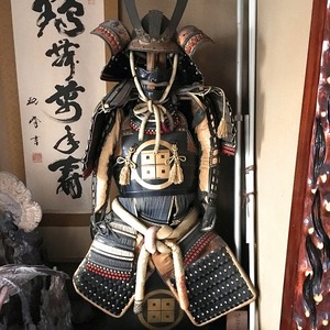 薩摩光忍・甲冑・黒白紺糸威黒鎧二枚胴具足・丸に平四つ目紋・八幡大菩薩・No.181007-39・梱包サイズ160