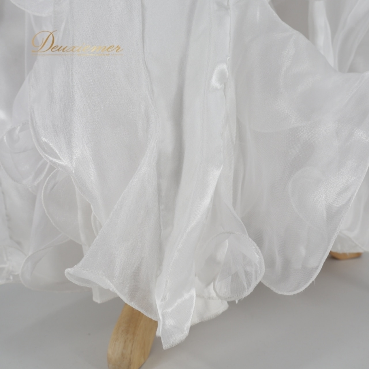 ベリーダンス オリエンタル 衣装 スカート ホワイト系 無地 フリル スリット 白 ボリューム かわいい 華やか 爽やか 明るい ダンス衣装 練習 レッスン ステージ イベント 光沢