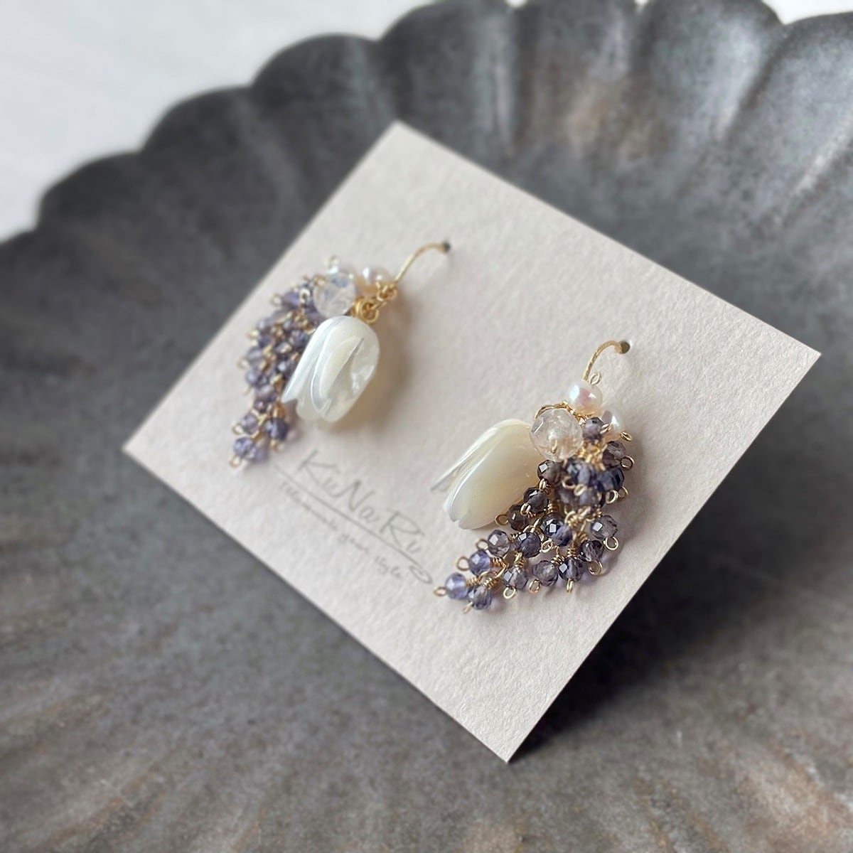 【913】天然石ムーンストーンのピアス／イヤリング レインボームーンストーンとブルーの天然石のゴールドピアス