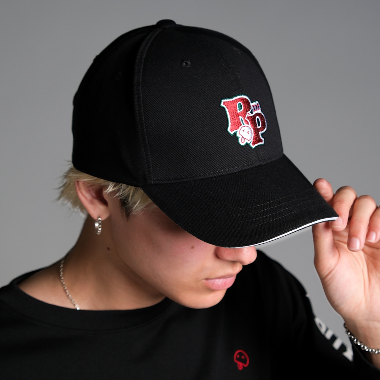 ロゴ刺繡キャップ