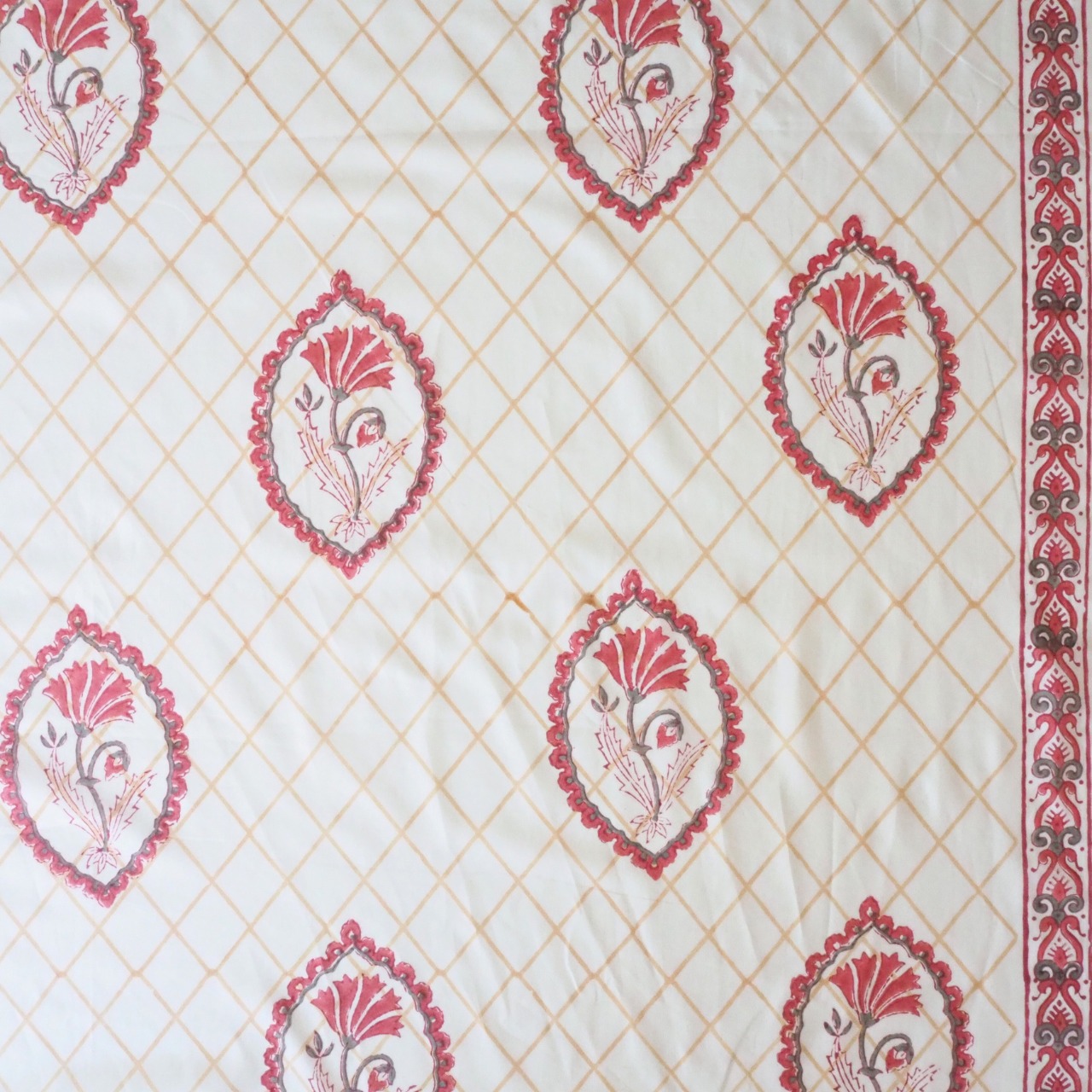 ブロックプリント生地【50cm単位】インド綿 片耳ボーダー付き 花柄(大) 白×赤×ベージュ #35070-WT1