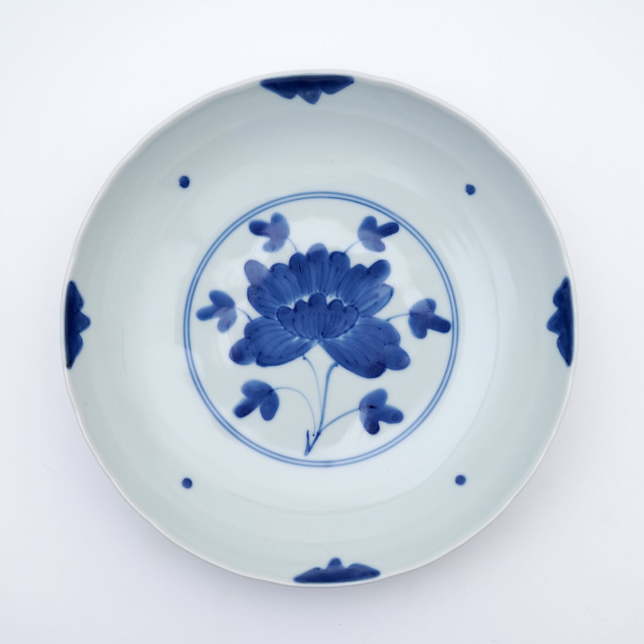 染付伊万里牡丹紋7寸輪花深皿 | 福珠窯ファクトリーショップ