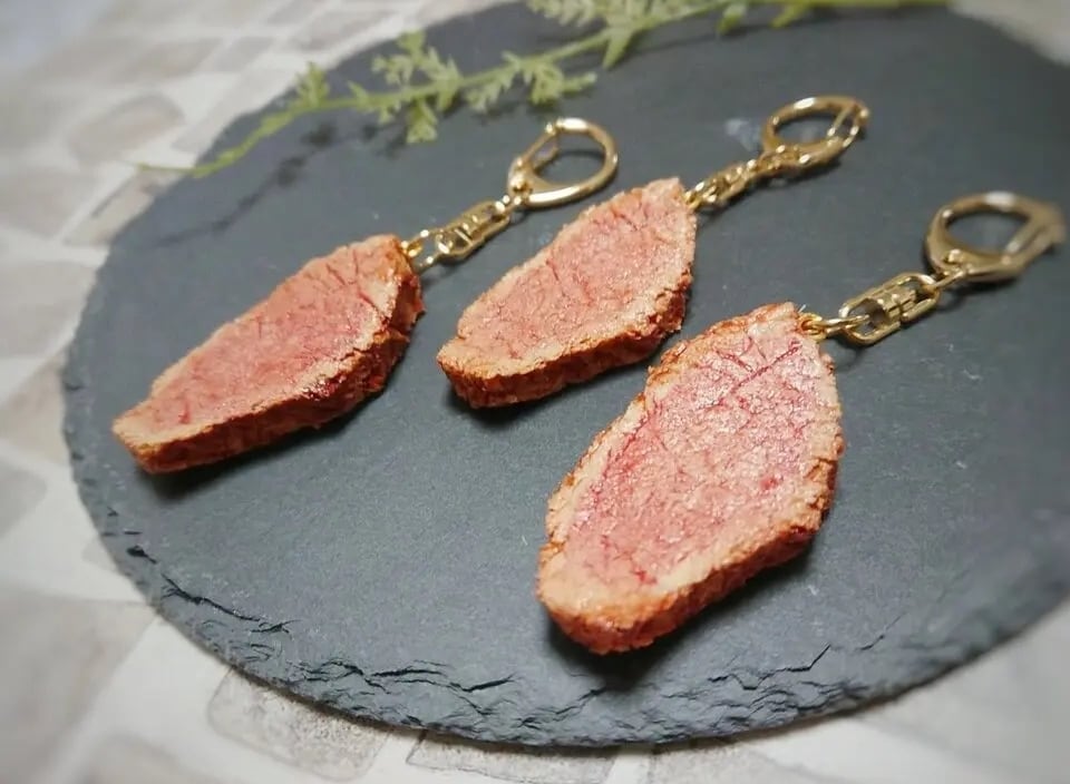 キーホルダー　ステーキ　スクイーズ　皿部品一部破損 キーホルダー ステーキ スクイーズ 皿部品一部破損
