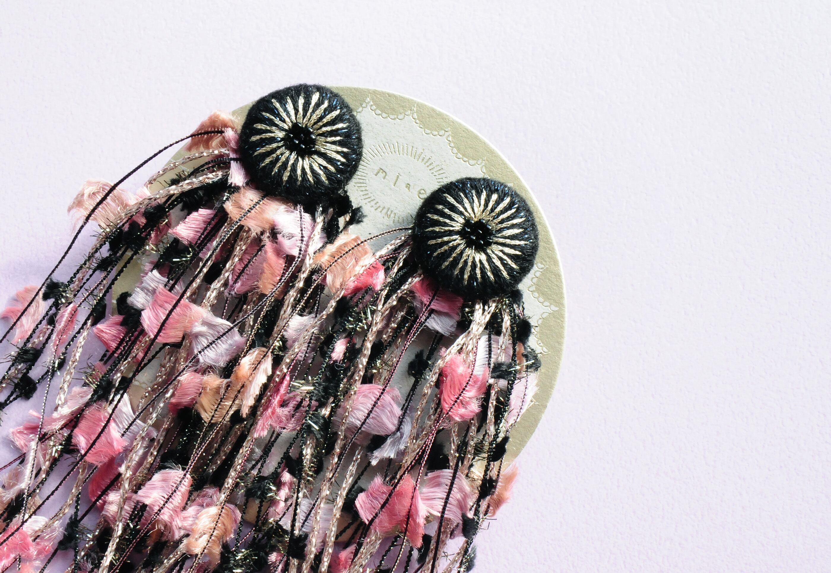 ＜Stella～願い事の星～＞『 刺繍フリンジピアス/Black×Pink 』
